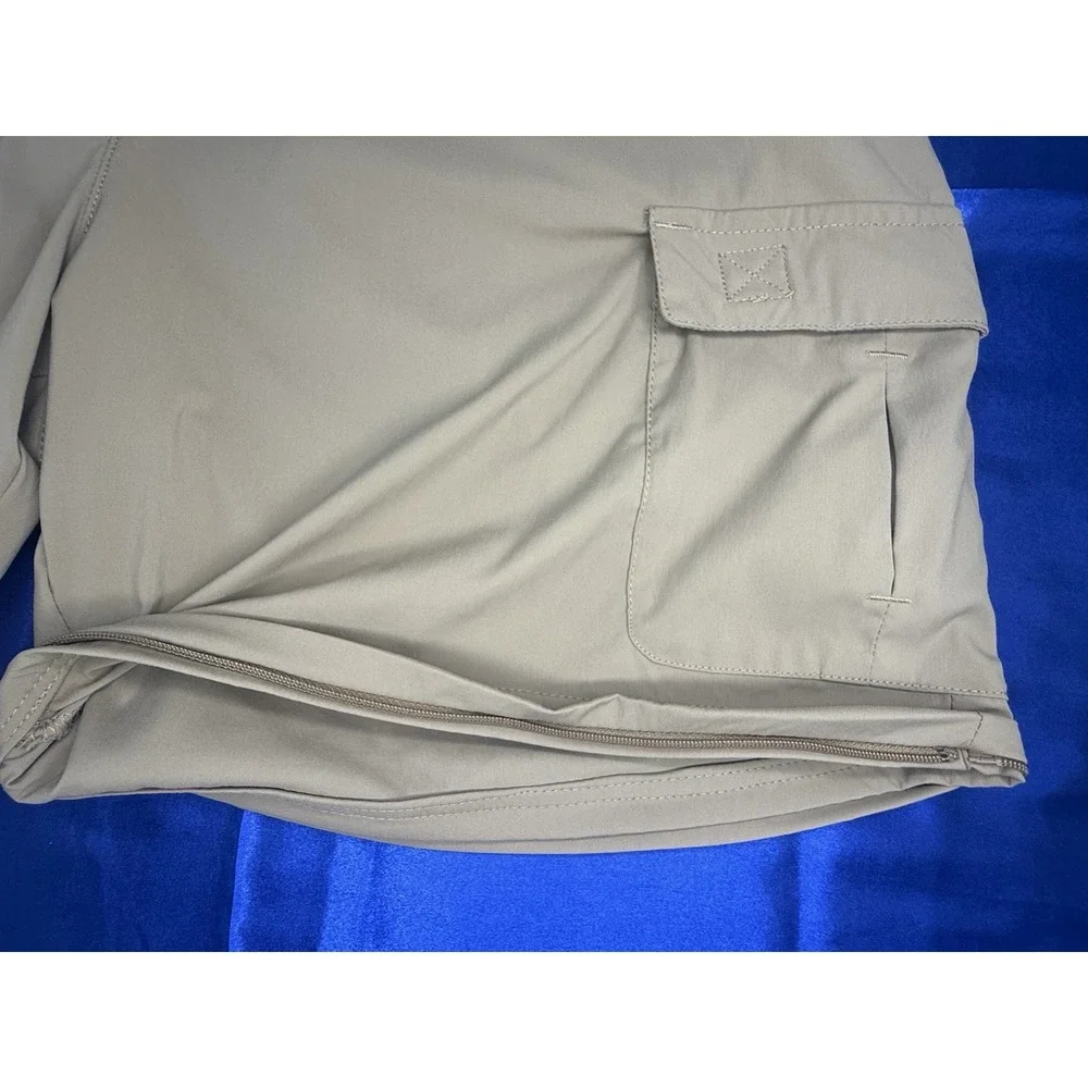 L.L. Bean Men's Large Hiking Outdoor Lightweight Zip Shorts - Beige - 7